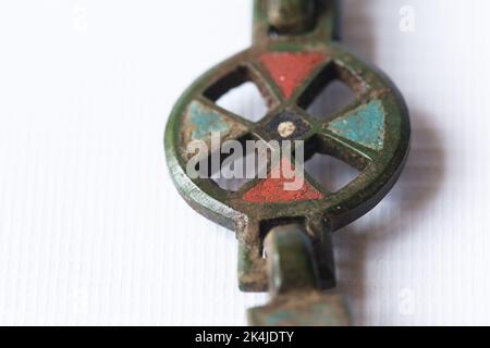 Antica catena in rame per bere corno decorata con smalti. Profondità di campo bassa Foto Stock