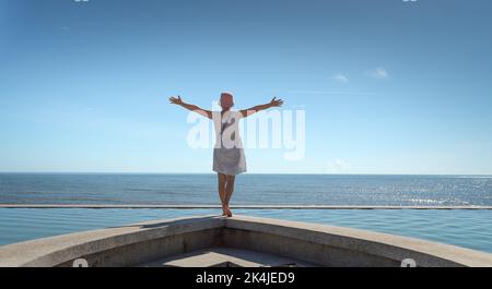 Quynh Vien Resort a quattro stelle - 27 agosto 2022: Una turista femminile è entusiasta alla piscina infinity che si affaccia sul mare presso il Quynh Vien Resort a quattro stelle Foto Stock