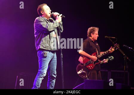 Gran Teatro Geox, Padova, Italia, 02 ottobre 2022, Counting Crows Live at Geox in Padova - Adam Duritz e Immergluck durante Counting Crows - The But Foto Stock