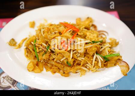 Char kway teow nell'aeroporto malese Foto Stock