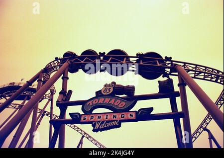 Storm Chaser Roller Coaster a Paultons Park, ower, Romesy, Hampshire, Inghilterra, Regno Unito. Foto Stock