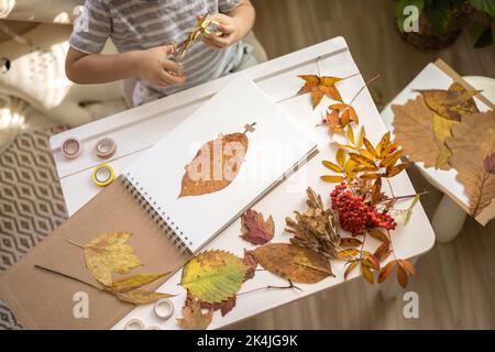 Il bambino piccolo dolce cute dorme nel suo letto con un giocattolo. Foto Stock