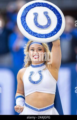 Indianapolis, Indiana, Stati Uniti. 02nd Ott 2022. Gli Indianapolis Colts cheerleaders si esibiscono durante l'azione di gioco di football della NFL tra i Tennessee Titans e gli Indianapolis Colts al Lucas Oil Stadium di Indianapolis, Indiana. Il Tennessee sconfisse Indianapolis 24-17. John Mersits/CSM/Alamy Live News Foto Stock