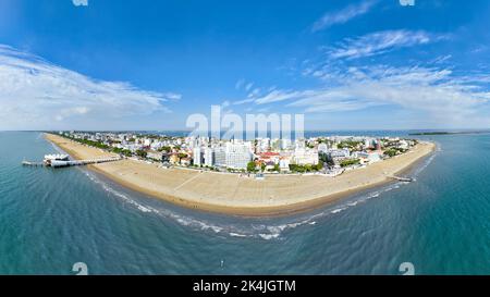 Spiaggia di Lignano Sabbiadoro - panoramica aerea sul mare nelle giornate di sole limpide Foto Stock