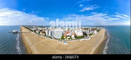 Spiaggia di Lignano Sabbiadoro - panoramica aerea sul mare nelle giornate di sole limpide Foto Stock