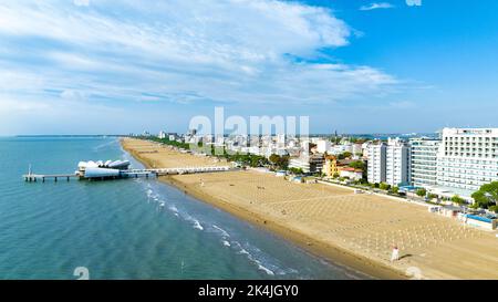 Spiaggia di Lignano Sabbiadoro - panoramica aerea sul mare nelle giornate di sole limpide Foto Stock