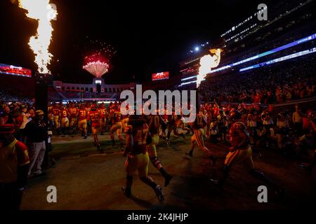 01 ottobre 2022 la squadra di football USC Trojans corre sul campo prima della partita di football NCAA tra l'Arizona state Sun Devils e l'USC Trojans al Los Angeles Coliseum di Los Angeles, California. Credito fotografico obbligatorio: Charles Baus/CSM Foto Stock