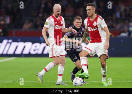 AMSTERDAM, PAESI BASSI - OTTOBRE 1: Bobby Adekanye di Passi pure Eagles batte per la palla con Davy Klaasen di Ajax e Lucas Ocampos di Ajax durante la partita olandese di Eredivie tra AFC Ajax e Passi pure Eagles all'Arena Johan Cruijff il 1 ottobre 2022 ad Amsterdam, Paesi Bassi (Foto di Henny Meyerink/BSR Agency) Foto Stock