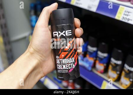 Tyumen, Russia-30 giugno 2022: Deodoranti Axe phoenix in un supermercato. Messa a fuoco selettiva Foto Stock