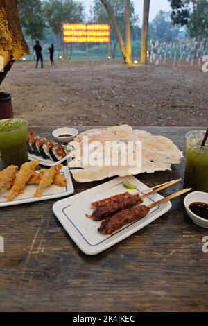 Izakaya (cibo di strada in stile giapponese) spiedini di pollo teriyaki, pesce volante fritto, panini Sushi Maki, Kaisen Don (ciotola di riso Sashimi), Senbei Foto Stock