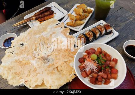 Izakaya (cibo di strada in stile giapponese) spiedini di pollo teriyaki, pesce volante fritto, panini Sushi Maki, Kaisen Don (ciotola di riso Sashimi), Senbei Foto Stock