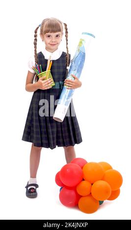 scolaretta con palloncini. Adorabile bambina con un sorriso felice mantiene le braccia incrociate. La bambina sembra buona nella sua divisa scuola Foto Stock