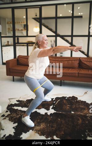 Donna più-misura che fa l'allenamento del corpo inferiore Foto Stock