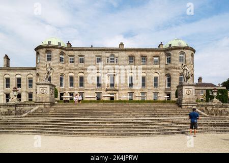 Powerscourt House and Gardens, una delle tenute più belle d'Irlanda Foto Stock