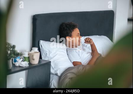 Ragazzo malato con mal di gola e malessere Foto Stock