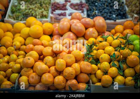Mercato della frutta con vari colorata frutta fresca e verdura Foto Stock