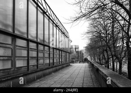 Vienna, Austria - Frebruario 28, 2022: Vecchi edifici universitari abbandonati in inverno su Althanstrasse Foto Stock