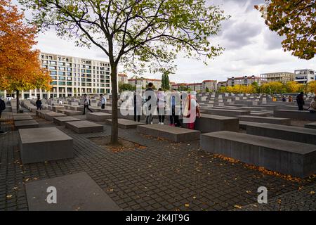 La gente visita il Memoriale degli ebrei assassinati d'Europa - Memoriale dell'Olocausto a Berlino. Foto Stock