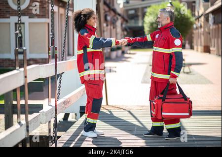 Il personale paramedico si salutava per strada Foto Stock