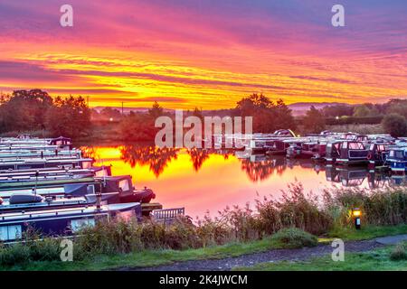 Rufford, Lancashire, Regno Unito. 3 Ott 2022. Meteo nel Regno Unito. Un'alba fredda, croccante, calma e viola (raggi crepuscolari crepuscolari) un fenomeno che dura alcuni minuti, con l'alba associata su una parte meravigliosa del Lancashire rurale sul ramo di Rufford del canale di Leeds e Liverpool. Credit; MediaWorldImages/AlamyLiveNews Foto Stock