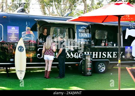 Redondo Beach, California 17 settembre 2022 - i festaioli al camion del cibo Jack Daniels a Beach at Life Ranch, Credit - Ken Howard/Alamy Foto Stock