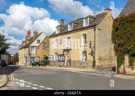 Charlbury Corner House & Memorial Hall, Market Street, Charlbury, Oxfordshire, Inghilterra, Regno Unito Foto Stock