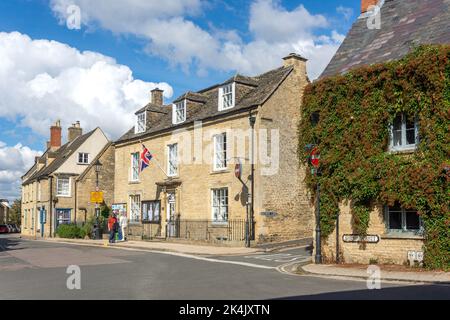 Charlbury Corner House & Memorial Hall, Market Street, Charlbury, Oxfordshire, Inghilterra, Regno Unito Foto Stock