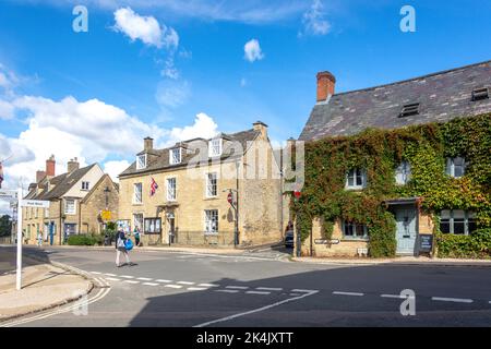 Charlbury Corner House & The Bull Inn, Market Street, Charlbury, Oxfordshire, Inghilterra, Regno Unito Foto Stock