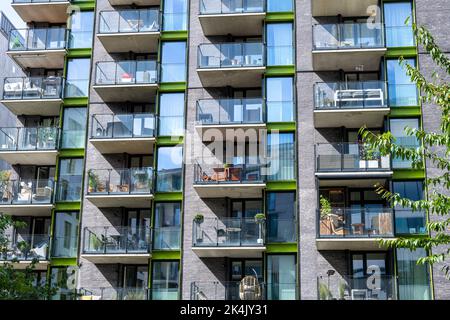 Particolare di un moderno edificio di appartamenti con molti balconi visti a Berlino, Germania Foto Stock