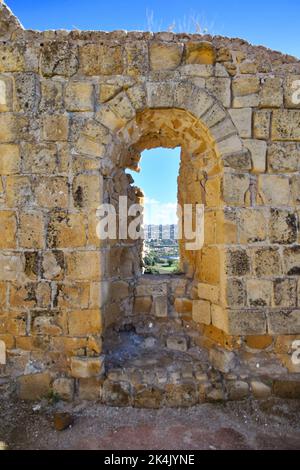 Un arco tra i ruderi di Cuma, antica città nei pressi di Napoli. Foto Stock