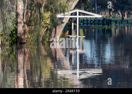 28 settembre 2022 Nyngan, NSW, Australia: Il fiume Bogan in alluvione ha raggiunto livelli di alluvione moderati di 3,6m m che si riversarono sulle sue rive in sentieri per picnic e passeggiate e nelle parti inferiori del parco caravan locale vicino al ponte Peter Sinclair. Credito, Stephen Dwyer, Alamy Foto Stock