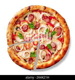 Pizza a fette con salsicce viennesi crosta farcita e ripieno di pollo affumicato, salsicce di caccia, funghi, peperoni, cipolle Foto Stock