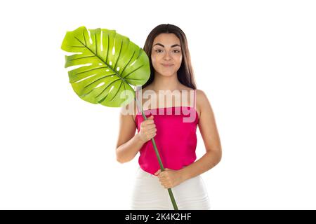 Bruna donna di bellezza con una foglia verde isolata su uno sfondo bianco Foto Stock
