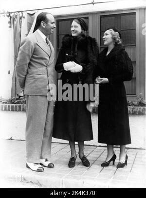 DOUGLAS FAIRBANKS Sr. E MARY PICKFORD con la visita del Picture Show giornalista della rivista britannica KATHLYN HAYDEN a Hollywood nel 1933 circa Foto Stock