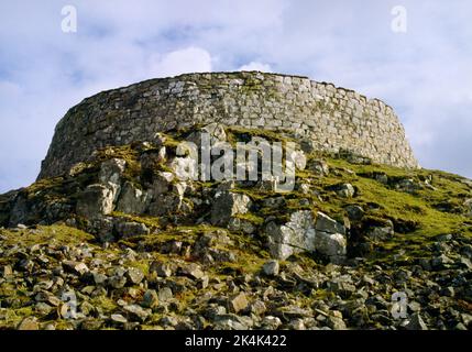 Dun Beag Broch, Struan, Isola di Skye, Scozia. La sezione settentrionale della parete esterna della torre rotonda difensiva dell'età del ferro costruita su un chiosco roccioso. Foto Stock
