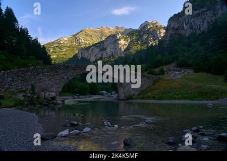 Ponte di San Nicolás de Bujaruelo a Ordesa Foto Stock