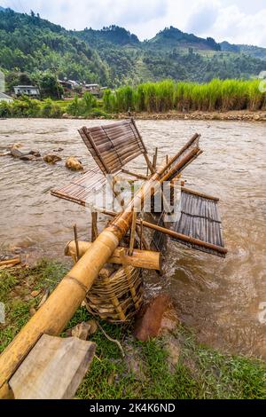 Vista del mulino ad acqua a Mu Cang Chai, provincia di Yen Bai, Vietnam in una giornata estiva. Concetto di viaggio e paesaggio. Foto Stock