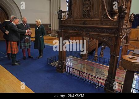 Re Carlo III e la Regina Consorte sono mostrati la pietra di Robert the Bruce durante una visita all'Abbazia di Dunfermline, per celebrare il suo 950th ° anniversario, dopo aver partecipato ad un incontro presso le Camere della Città di Dunfermline, Fife, Dove il re ha formalmente segnato il conferimento dello status di città sulla città precedente. Data immagine: Lunedì 3 ottobre 2022. Foto Stock