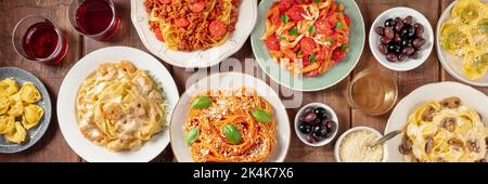 Panorama della pasta. Assortimento di pasta italiana, con spaghetti alla bolognese, pasta di pesce, penne con pollo, tortellini, ravioli e altri, tiro piano overhead Foto Stock
