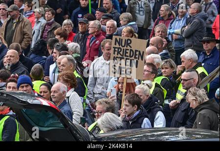 Brandeburgo, Francoforte (Oder): 03 ottobre 2022, la gente partecipa a una manifestazione nel centro della città. L'occasione è stata la crisi energetica, la guerra in Ucraina e la politica di Corona. Con tamburi, fischi e bandiere tedesche e russe, marciarono per il centro della città nel giorno dell'unità tedesca e chiesero, tra le altre cose, di porre fine alle sanzioni contro la Russia. Foto: Patrick Pleul/dpa Foto Stock