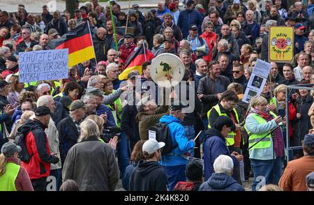 Brandeburgo, Francoforte (Oder): 03 ottobre 2022, la gente partecipa a una manifestazione nel centro della città. L'occasione è stata la crisi energetica, la guerra in Ucraina e la politica di Corona. Con tamburi, fischi e bandiere tedesche e russe, marciarono per il centro della città nel giorno dell'unità tedesca e chiesero, tra le altre cose, di porre fine alle sanzioni contro la Russia. Foto: Patrick Pleul/dpa Foto Stock