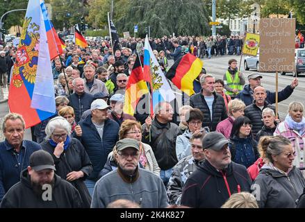 Brandeburgo, Francoforte (Oder): 03 ottobre 2022, la gente partecipa a una manifestazione nel centro della città. L'occasione è stata la crisi energetica, la guerra in Ucraina e la politica di Corona. Con tamburi, fischi e bandiere tedesche e russe, marciarono per il centro della città nel giorno dell'unità tedesca e chiesero, tra le altre cose, di porre fine alle sanzioni contro la Russia. Foto: Patrick Pleul/dpa Foto Stock