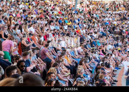 Tenerife, Spagna - Agosto, 2022: Folla di persone, pubblico di Dolphin show al loro Parque a Tenerife Foto Stock