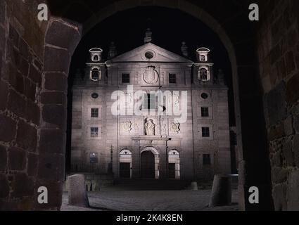 Santa Teresa chiesa vista attraverso la porta delle mura di notte in Avila, Castilla y Leon, Spagna Foto Stock