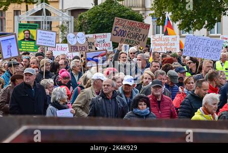 Brandeburgo, Francoforte (Oder): 03 ottobre 2022, la gente partecipa a una manifestazione nel centro della città, tenendo in mano i cartelli con gli slogan su vari argomenti. L'occasione è stata la crisi energetica, la guerra in Ucraina e la politica di Corona. Con tamburi, fischi e bandiere tedesche e russe, marciarono per il centro della città nel giorno dell'unità tedesca e chiesero, tra le altre cose, di porre fine alle sanzioni contro la Russia. Foto: Patrick Pleul/dpa Foto Stock