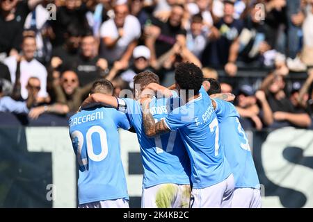 Stadio Olimpico, Roma, Italia. 2nd Ott 2022. Serie A Football Match, Lazio contro Spezia; festeggia con i suoi compagni di squadra dopo aver segnato il gol per $2-0 nel credito di 24th minuti: Action Plus Sports/Alamy Live News Foto Stock