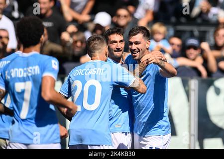 Stadio Olimpico, Roma, Italia. 2nd Ott 2022. Serie A Football Match, Lazio contro Spezia; Alessio Romagnoli della SS Lazio festeggia con Danilo Cataldi della SS Lazio dopo aver segnato il gol per 2-0 nei 24th minuti Credit: Action Plus Sports/Alamy Live News Foto Stock