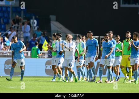 Stadio Olimpico, Roma, Italia. 2nd Ott 2022. Serie A Football Match, Lazio contro Spezia; i giocatori della SS Lazio festeggiano la vittoria alla fine della partita credito: Action Plus Sports/Alamy Live News Foto Stock