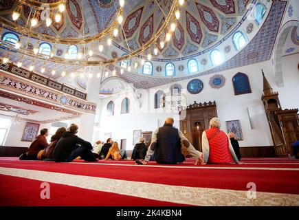 Duisburg, Germania. 03rd Ott 2022. I visitatori della moschea Merkez possono dare un'occhiata all'hotel il giorno della moschea aperta. La Giornata della Moschea aperta è stata celebrata nel giorno dell'unità tedesca dal 1997. Sotto gli auspici del Muslim Coordination Council (KRM), circa 1.000 comunità della moschea in tutta la Germania stanno riaprendo le porte quest'anno per consentire a musulmani e non musulmani di conoscersi e scambiarsi idee. Nella Renania settentrionale-Vestfalia, dove vive un numero particolarmente elevato di musulmani, partecipano anche molte moschee. Credit: Roland Weihrauch/dpa/Alamy Live News Foto Stock