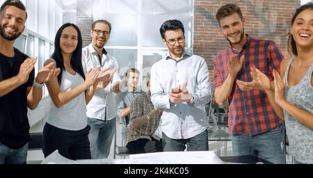 design team gave a standing ovation in the creative office Foto Stock